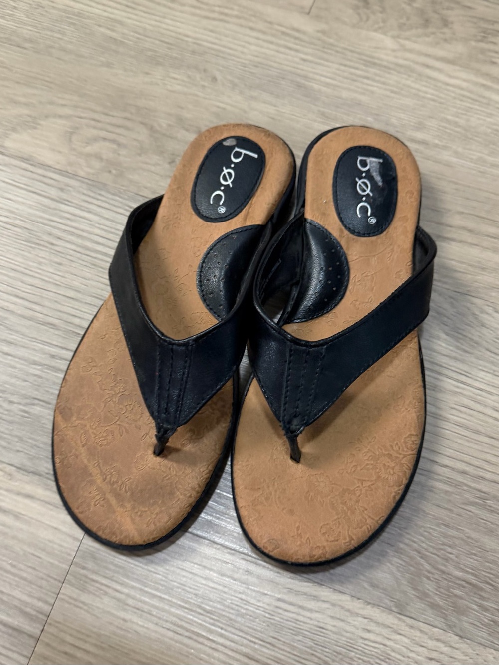 b.o.c. Black Leather Thong Sandals Comfort Shoes size 6m new without tags